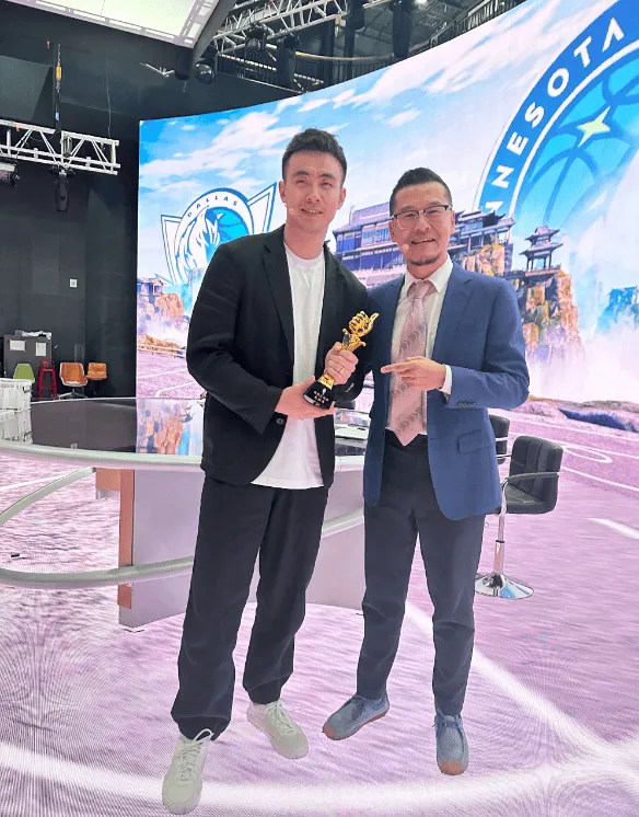 赵继伟分享解说照片:荣获杨毅老师表彰奖是高光时刻