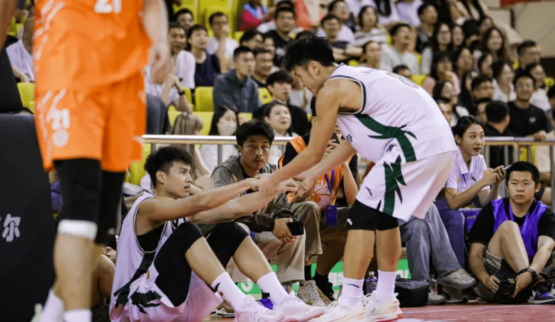 广州大学分享对阵北大比赛照片：竞技体育总是鲜花盛开、荆棘丛生