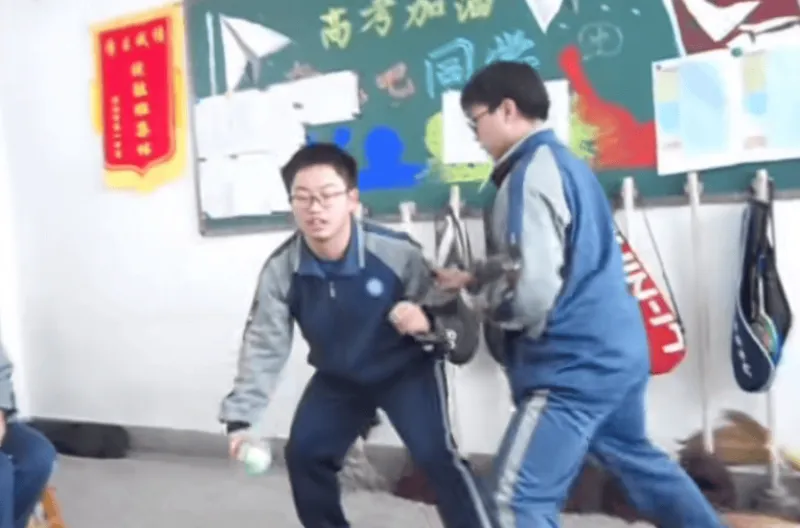 这是怎么动的?高中生在课堂“打篮球” 同学秀精彩动作