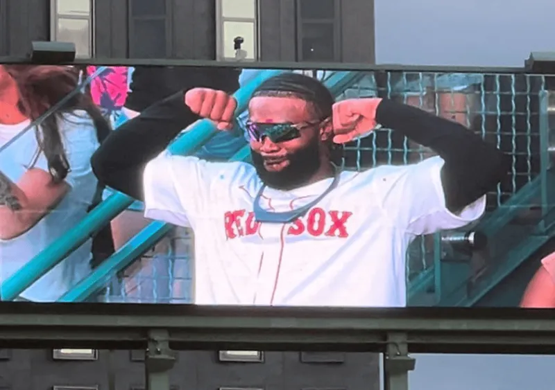 杰伦·布朗发布自己在红袜队主场的照片