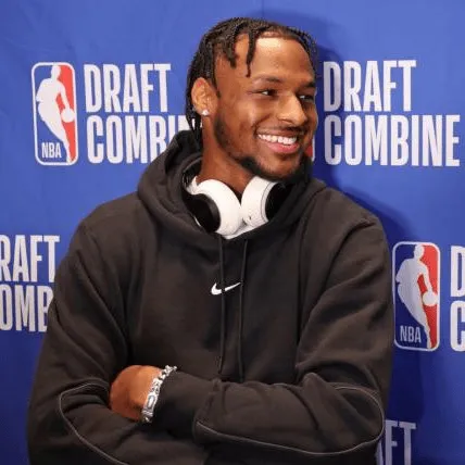 尝试一下 把你的自行车变成摩托车!一名球迷下注500 美元预测布朗尼将成为第一顺位