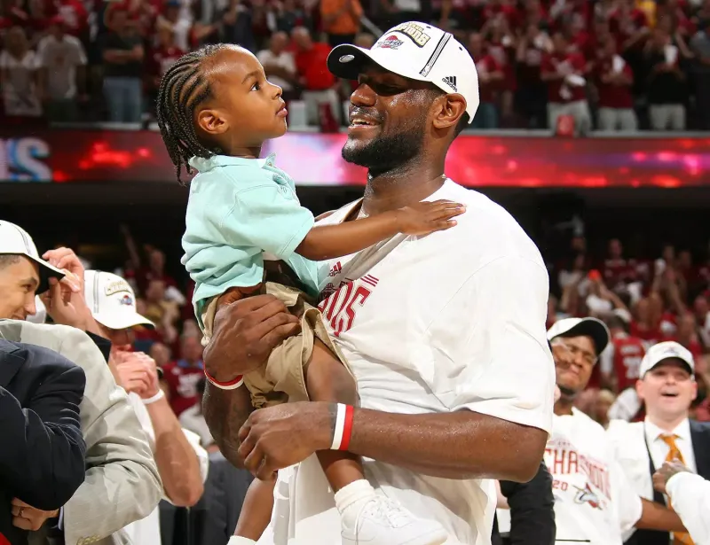 见证成长! NBA官方晒出詹姆斯父子的前世今生照片:史上第一对父子