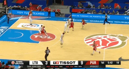 秀一下吧!沃特斯边走边左手背后精彩传球 助攻康迪特单手扣篮