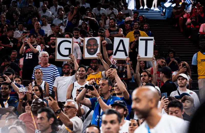 太棒了!国际篮联贴出了昨天比赛中观众举起的“詹姆斯山羊”口号